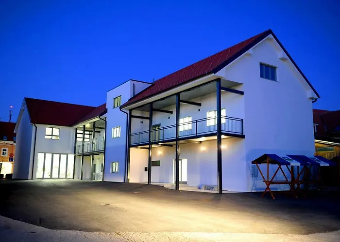 فندق Hostel Ormoz Ormoz