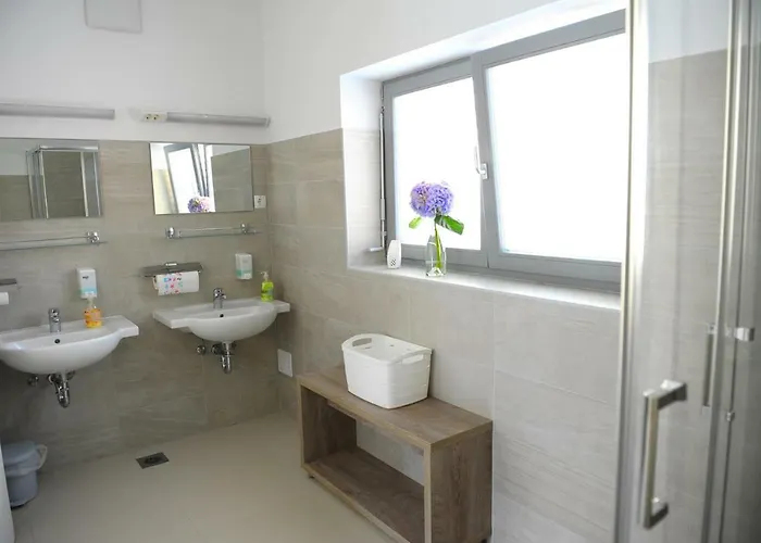 فندق Hostel Ormoz Ormoz